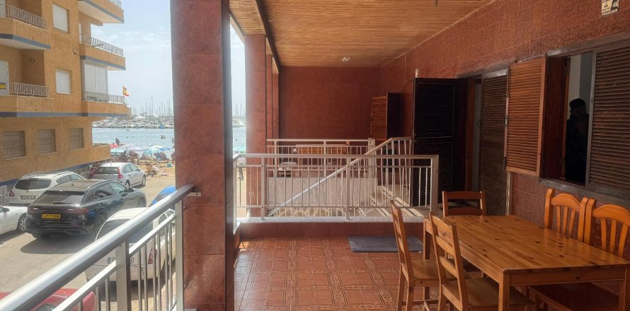 Huoneisto Torrevieja, Alicante, Espanja 4 makuuhuonetta, 197 m2 No. 131570