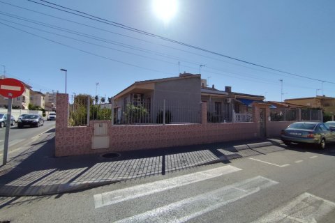 Villa en venta Torrevieja, Alicante, España 4 dormitorios, 195 m2 No. 131786 - foto 1