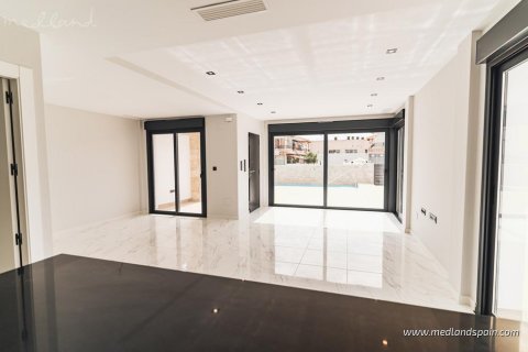 Villa for sale Punta Prima, Alicante, Spain 4 bedrooms, 121 sq.m. No. 121927 - photo 4