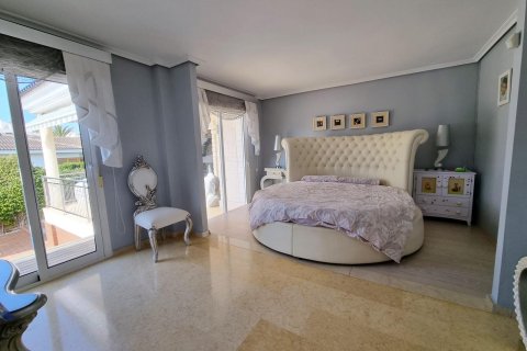 Huvila myytävänä Torrevieja, Alicante, Espanja, 5 makuuhuonetta, 670 m2 No. 128688 - kuva 3