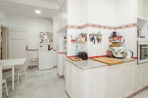 Apartment for sale Sevilla, Seville, Spain 5 bedrooms, 291 sq.m. No. 124556 - photo 12