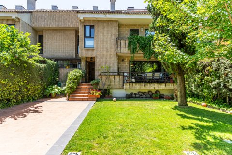 Продажа таухауса в Лас-Розас де Мадрид, Мадрид, Испания 5 спален, 300м2 №122500 - фото 2