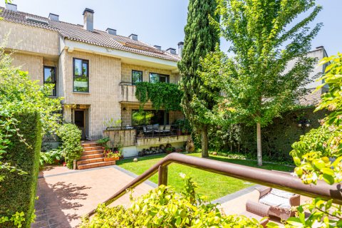 Продажа таухауса в Лас-Розас де Мадрид, Мадрид, Испания 5 спален, 300м2 №122500 - фото 1