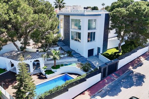 Villa pārdošanā Torrevieja, Alicante, Spānijā 6 istabas, 218 m2 Nr. 127009 - attēls 1