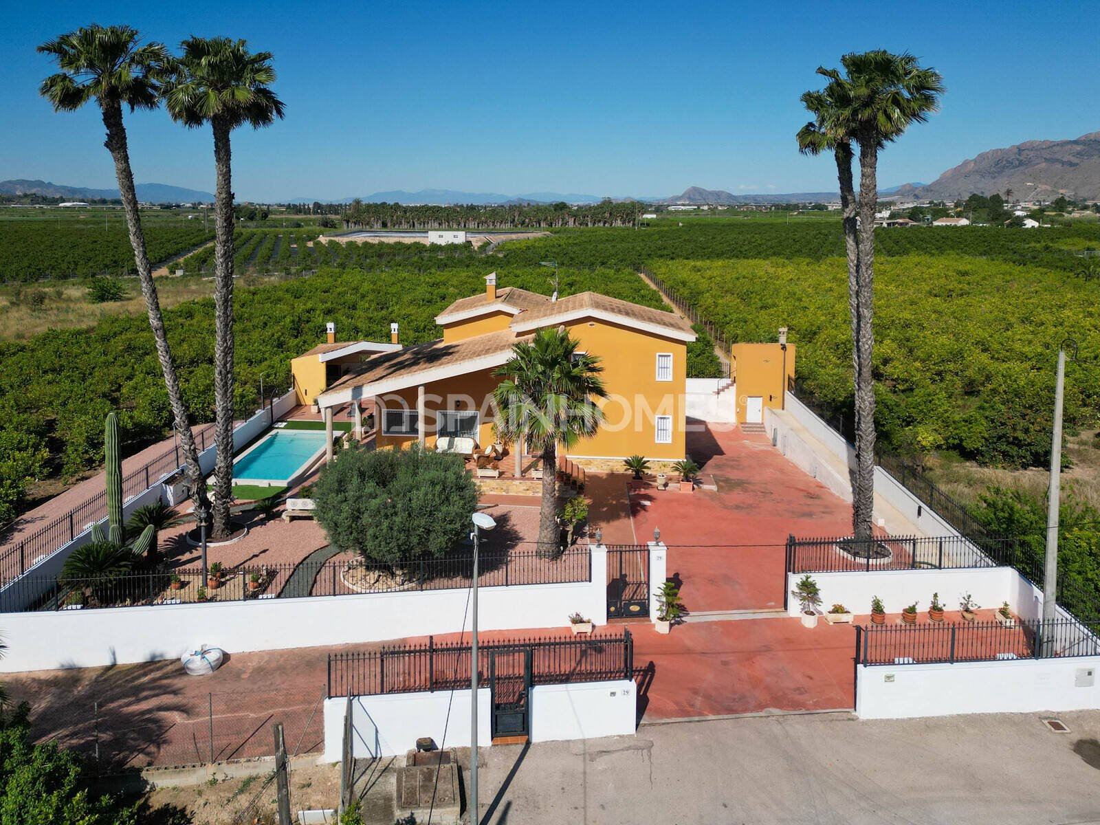 Villa in Orihuela, Alicante, Spain 5 bedrooms, 400 sq.m. No. 121146