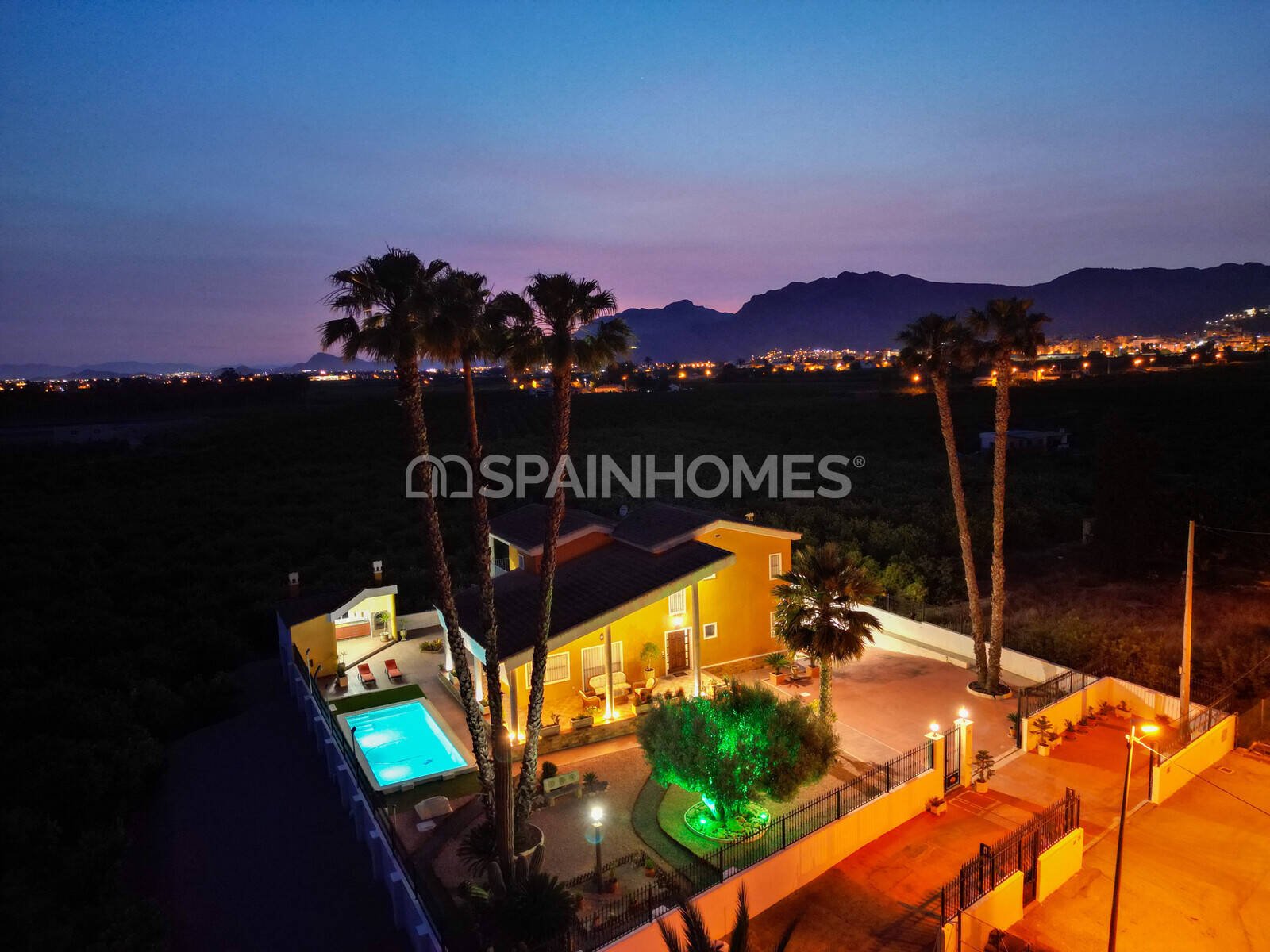 Villa in Orihuela, Alicante, Spain 5 bedrooms, 400 sq.m. No. 121146