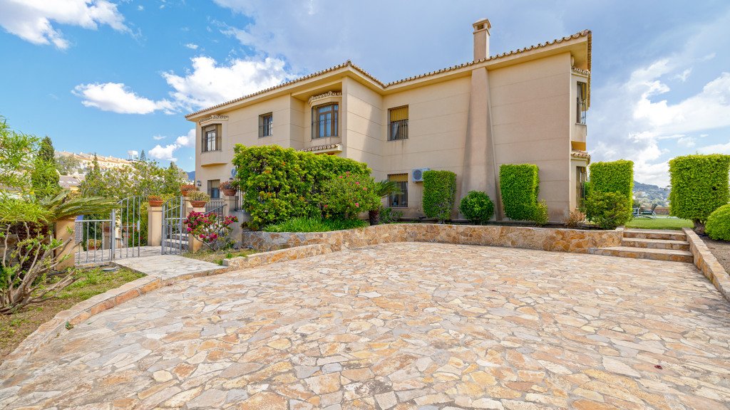 Villa en Málaga, España 7 dormitorios, 2068 m2 No. 122045