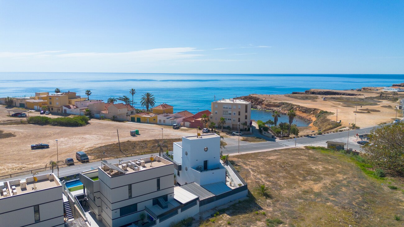 Villa in Torrevieja, Alicante, Spain 4 bedrooms,  No. 125370