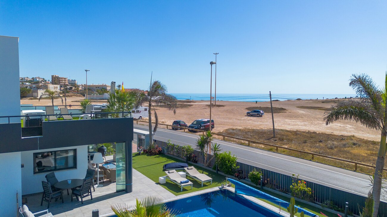 Villa in Torrevieja, Alicante, Spain 4 bedrooms,  No. 125370