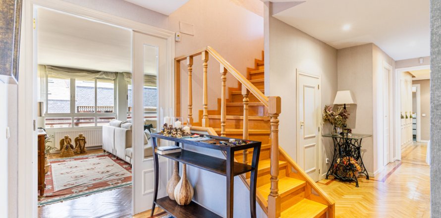 Apartment Las Rozas de Madrid, Madrid, Spain 6 bedrooms, 289 sq.m. No. 121869