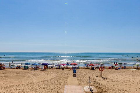Apartamento en venta Guardamar del Segura, Alicante, España 4 dormitorios, 131 m2 No. 124893 - foto 4