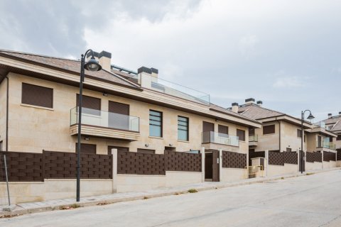Penthouse for rent Galapagar, Madrid, Spain 4 bedrooms, 140 sq.m. No. 122449 - photo 1
