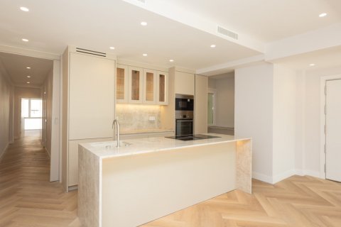 Продажа квартиры в Мадрид, Испания 3 спальни, 159м2 №121615 - фото 5