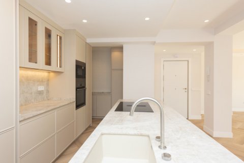 Продажа квартиры в Мадрид, Испания 3 спальни, 159м2 №121615 - фото 6