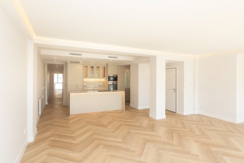 Продажа квартиры в Мадрид, Испания 3 спальни, 159м2 №121615 - фото 3