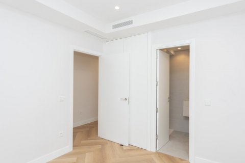 Продажа квартиры в Мадрид, Испания 3 спальни, 159м2 №121615 - фото 12