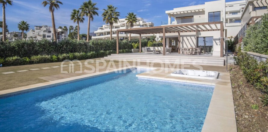 Villa in Estepona, Malaga, Spain 4 bedrooms, 315 sq.m. No. 131172
