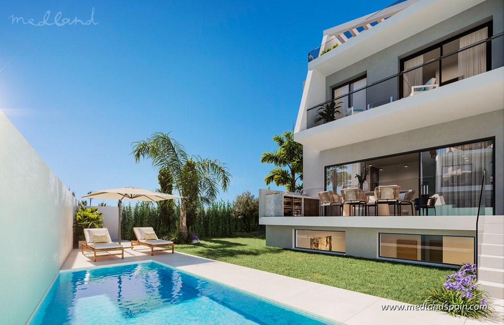 Radhus i Estepona, Malaga, Spanien 3 sovrum, 343 kvm. Nr. 121708