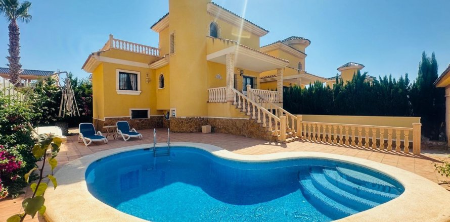 Huvila Villamartin, Alicante, Espanja 3 makuuhuonetta, 239 m2 No. 131918