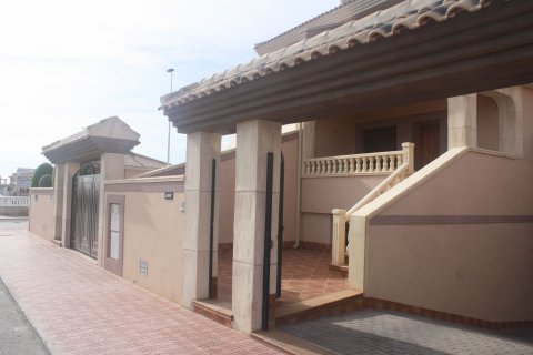 Dzīvoklis pārdošanā Torrevieja, Alicante, Spānijā 2 istabas, 225 m2 Nr. 123640 - attēls 1