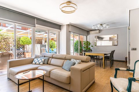 Casa adosada en venta Madrid, España 5 dormitorios, 292 m2 No. 121763 - foto 1