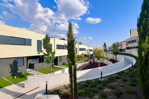 Kamienica Tres Cantos, Madrid, Hiszpania 4 sypialnie, 332 mkw. nr 124731 – zdjęcie 1
