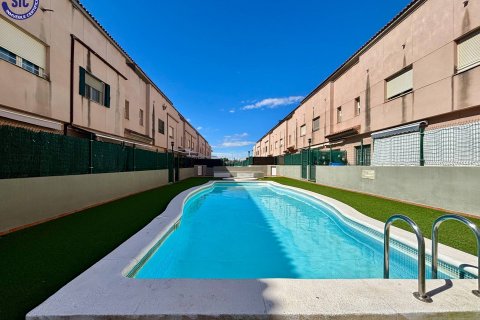 Продажа виллы в Ла-Побла-де-Вальбона, Валенсия, Испания 3 спальни, 224м2 №121986 - фото 1