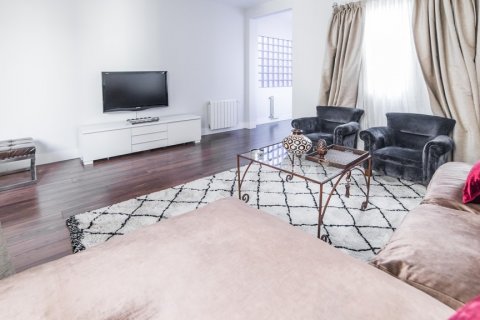 Apartment for rent Madrid, Spain 2 bedrooms, 120 sq.m. No. 122416 - photo 5