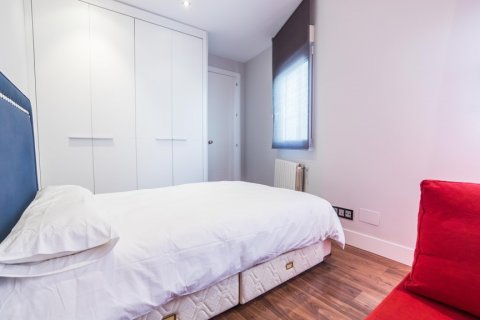 Apartment for rent Madrid, Spain 2 bedrooms, 120 sq.m. No. 122416 - photo 30