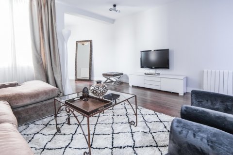 Apartment for rent Madrid, Spain 2 bedrooms, 120 sq.m. No. 122416 - photo 4