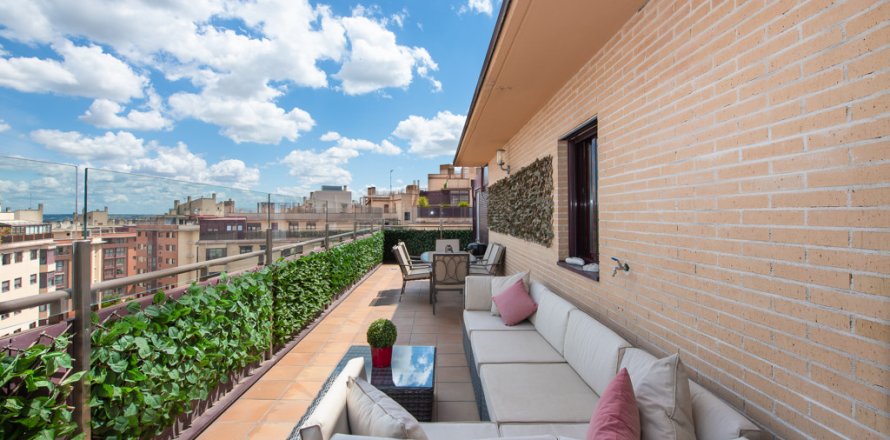 Квартира в Мадрид, Испания 2 спальни, 150м2 №121435
