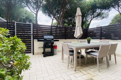 Townhouse for rent Castelldefels, Barcelona, Spain 4 bedrooms, 300 sq.m. No. 130892 - photo 3