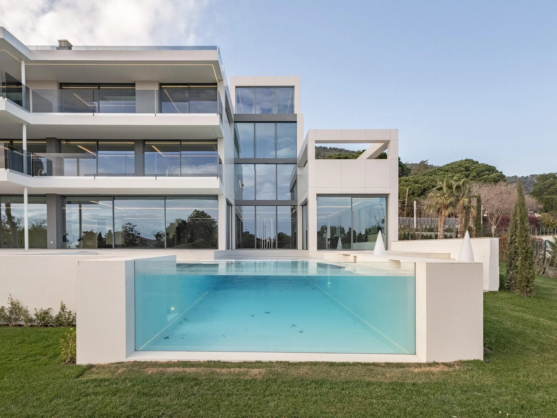 Māja Barcelona, Spānijā 6 istabas, 1216 m2 Nr. 130279