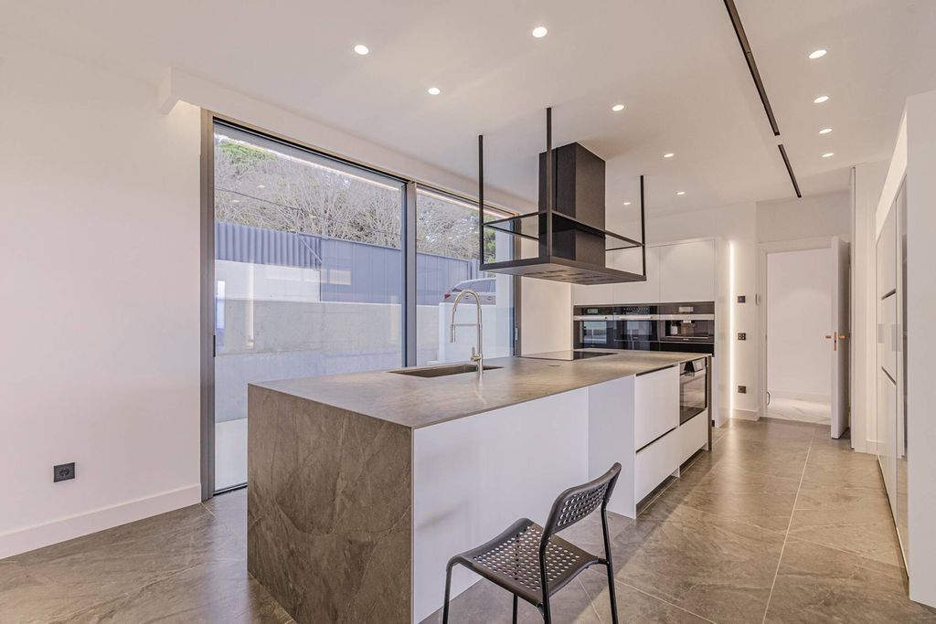 Māja Barcelona, Spānijā 6 istabas, 1216 m2 Nr. 130279